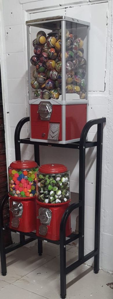 Máquinas de cápsulas e bolinhas com brinquedos e chicletes para crianças